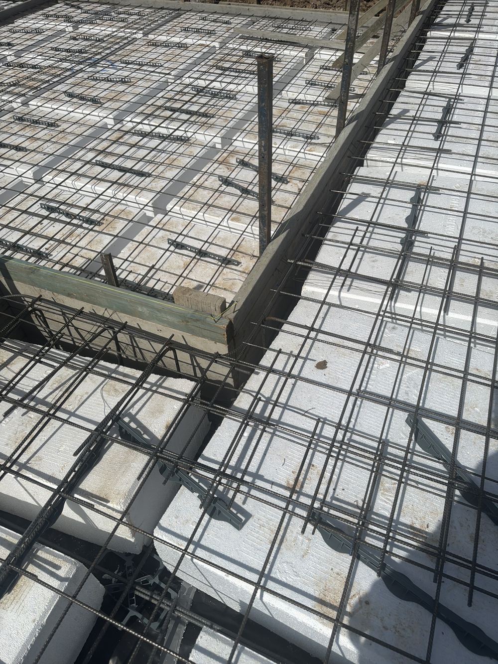 Corner bars missing at an internal slab corner, where shrinkage cracks start, found during a slab inspection in Tallawong